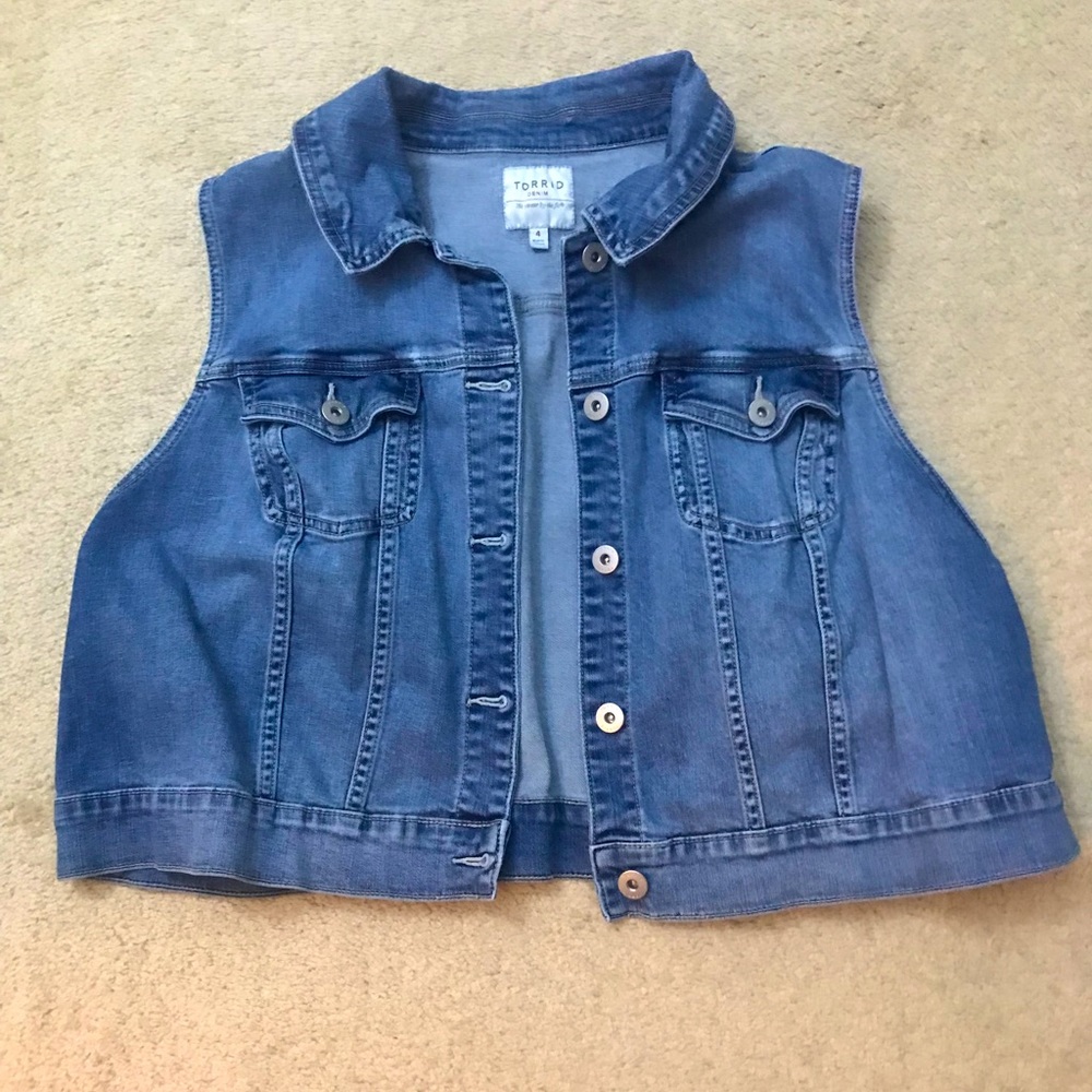 Sleeveless denim jacket